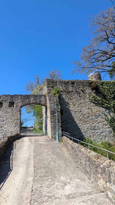 Ostseite vor dem Tor