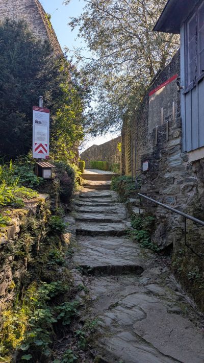 Westseite hinauf zur Burg