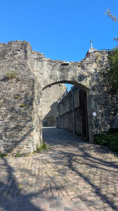 Westseite durch den Torbogen