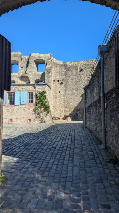 Westseite in die Burg