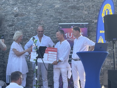 Frau Clément von der Tafel ist überwältigt von der großzügigen Spende