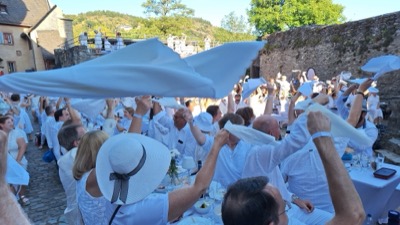 Serviettenschwenken - das Essen wird eingeschwenkt