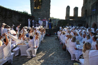 die traditionelle Servietten-Eröffnung des Diner