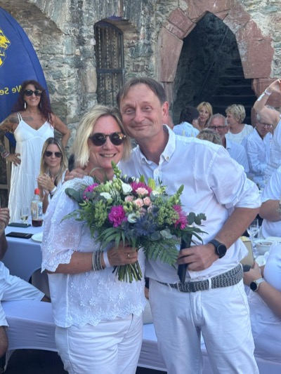 Hochzeitstags Gratulation beim Diner-en-Blanc