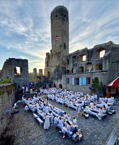 Der Himmel ist wie geschaffen für diesen Turm und die weiße Tafel