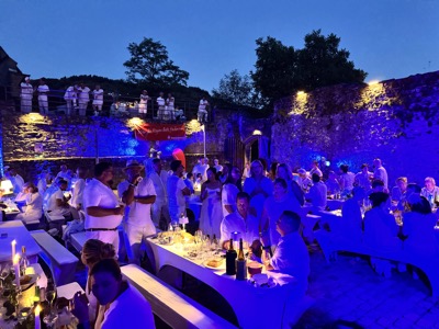 die Gäste bewundern die schönen Tisch von der Empore aus