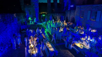 Nacht-Diner mit Band im Hintergrund
