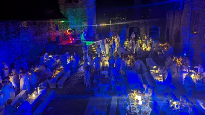 bunt hebte sich Music Passion auf der Bühne ab